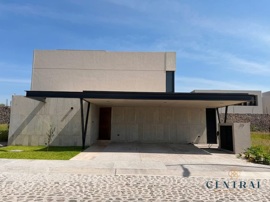 Casa en Renta en Lomas del Campanario $40,000 M.N. con Alberca (Rentada)